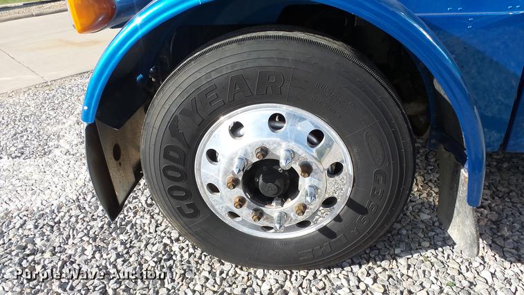 image for item DE7274 2007 Peterbilt 379 semi truck