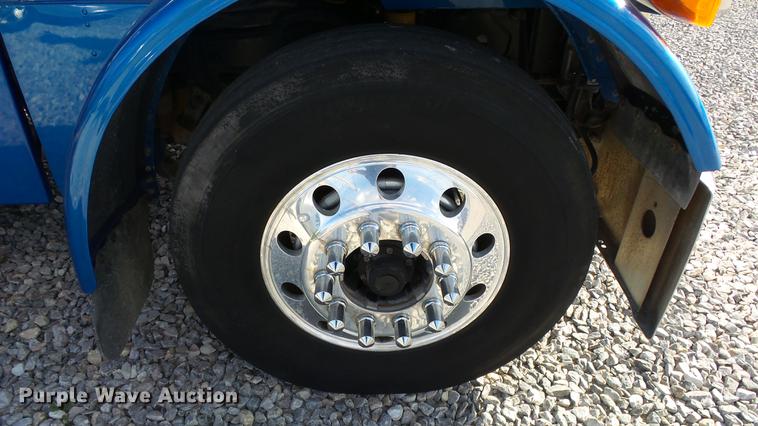 image for item DE7274 2007 Peterbilt 379 semi truck