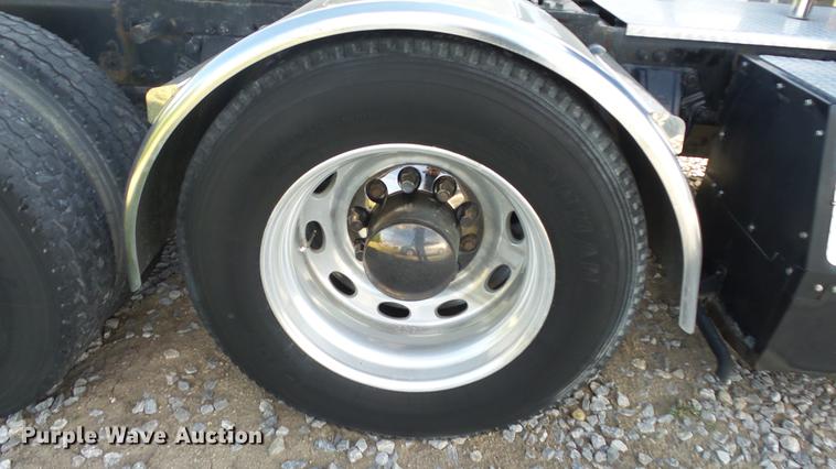 image for item DE7274 2007 Peterbilt 379 semi truck