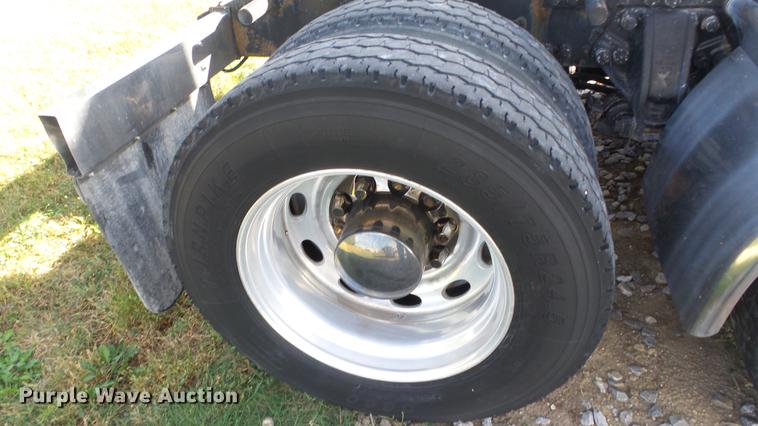 image for item DE7274 2007 Peterbilt 379 semi truck