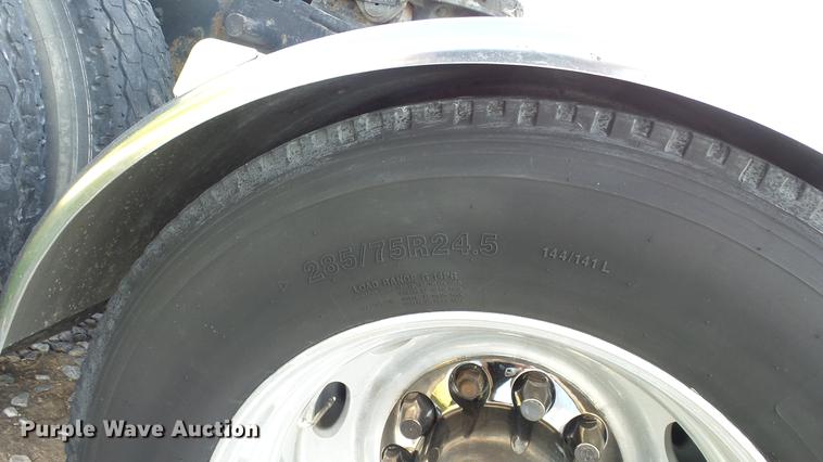 image for item DE7274 2007 Peterbilt 379 semi truck