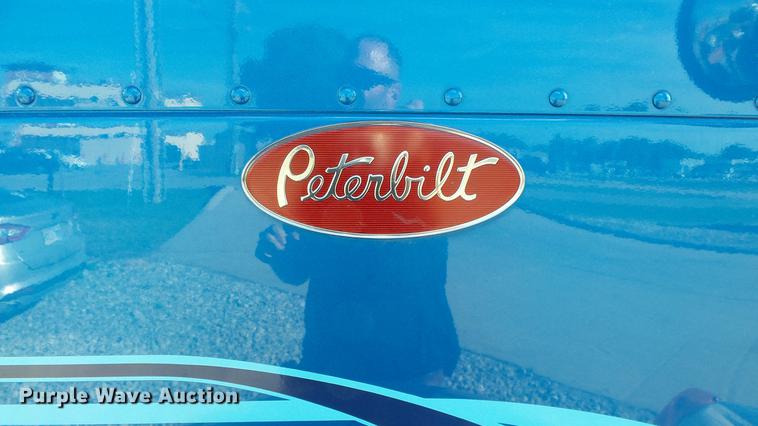 image for item DE7274 2007 Peterbilt 379 semi truck