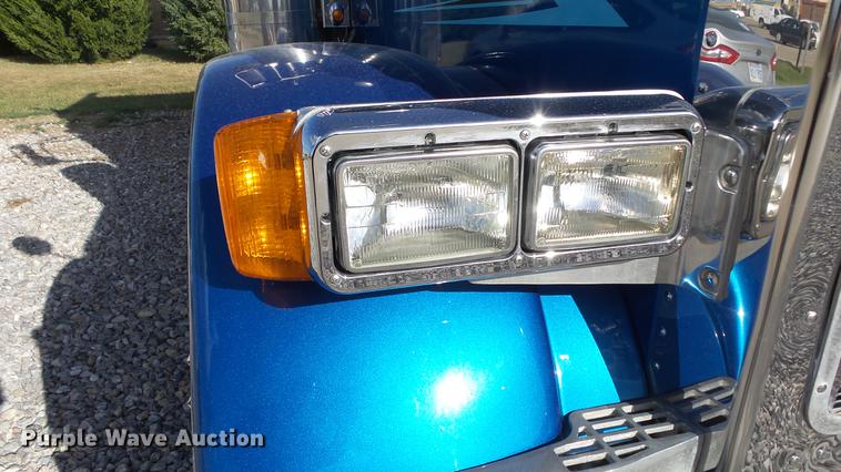 image for item DE7274 2007 Peterbilt 379 semi truck