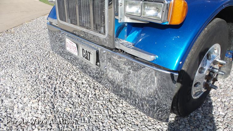 image for item DE7274 2007 Peterbilt 379 semi truck