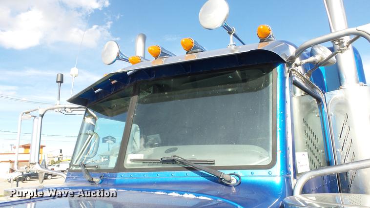 image for item DE7274 2007 Peterbilt 379 semi truck