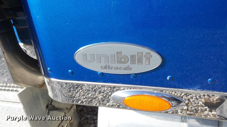 image for item DE7274 2007 Peterbilt 379 semi truck