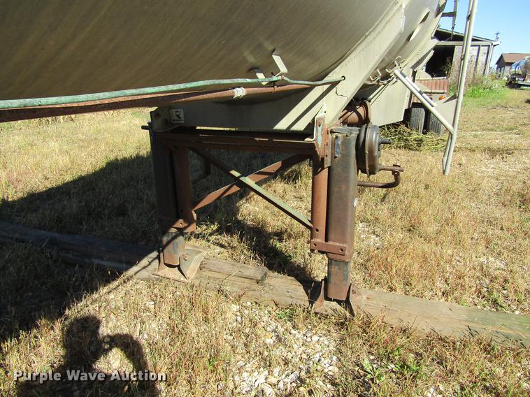 image for item DF3865 1979 Trail Master tank trailer