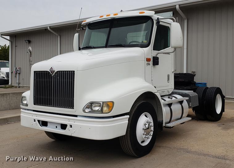 image for item EF9870 2004 International 9200i semi truck