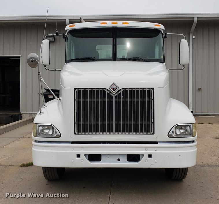 image for item EF9870 2004 International 9200i semi truck