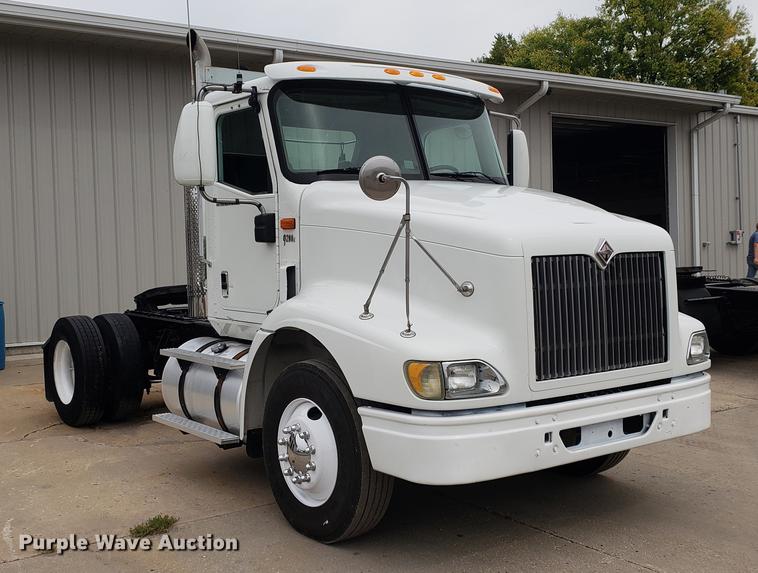 image for item EF9870 2004 International 9200i semi truck