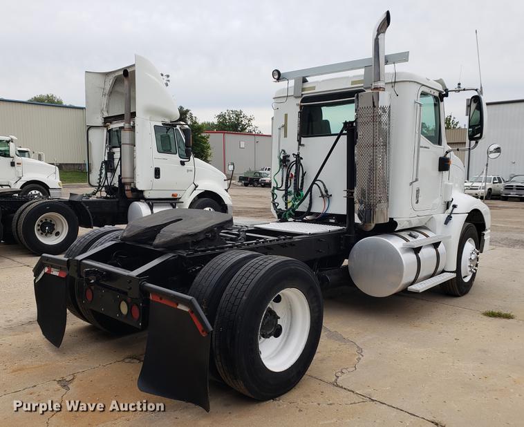 image for item EF9870 2004 International 9200i semi truck