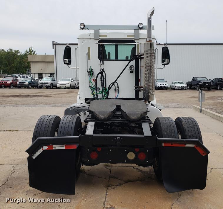 image for item EF9870 2004 International 9200i semi truck