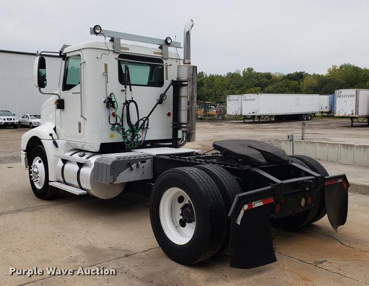 image for item EF9870 2004 International 9200i semi truck