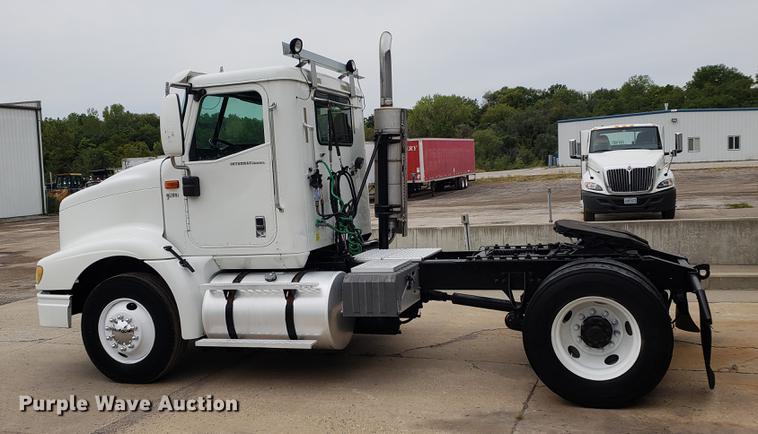 image for item EF9870 2004 International 9200i semi truck