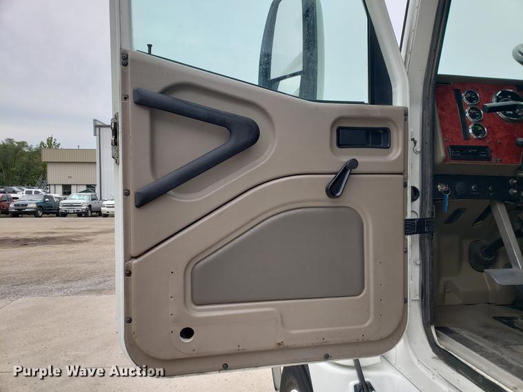 image for item EF9870 2004 International 9200i semi truck