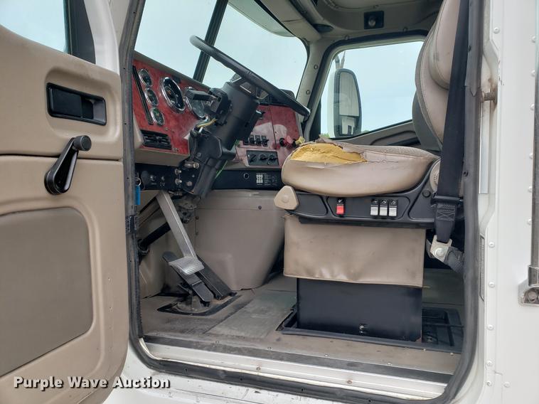 image for item EF9870 2004 International 9200i semi truck