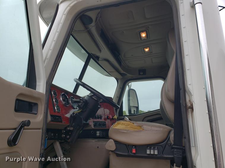 image for item EF9870 2004 International 9200i semi truck