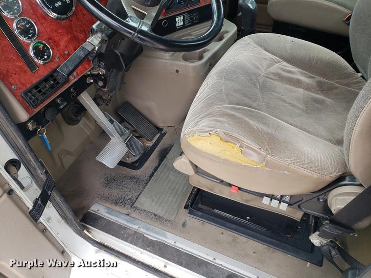 image for item EF9870 2004 International 9200i semi truck