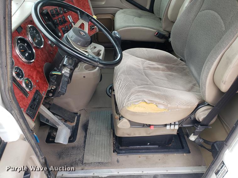 image for item EF9870 2004 International 9200i semi truck