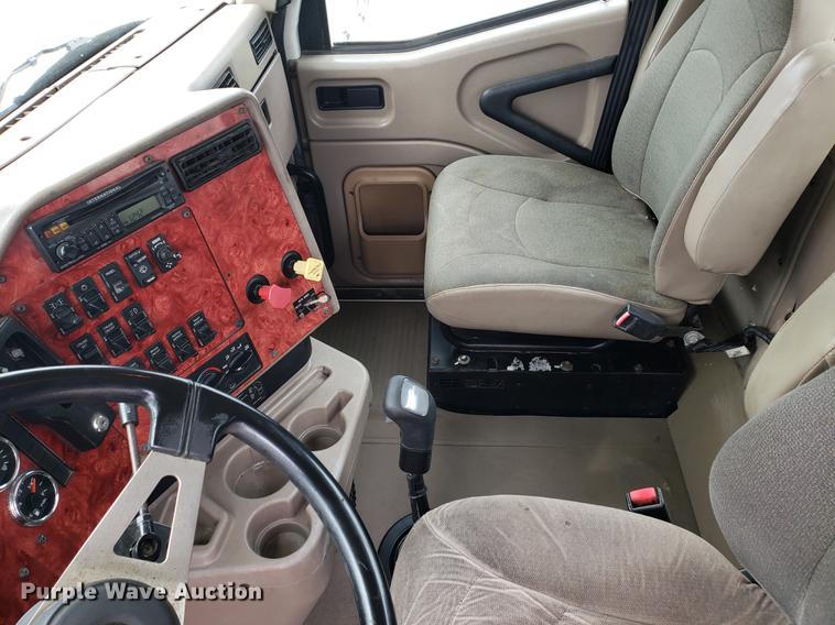 image for item EF9870 2004 International 9200i semi truck