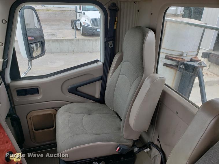 image for item EF9870 2004 International 9200i semi truck