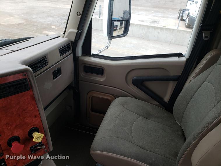 image for item EF9870 2004 International 9200i semi truck