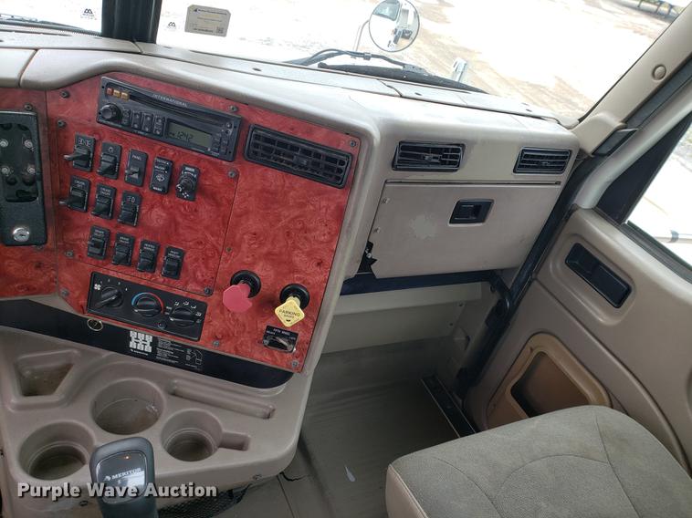 image for item EF9870 2004 International 9200i semi truck