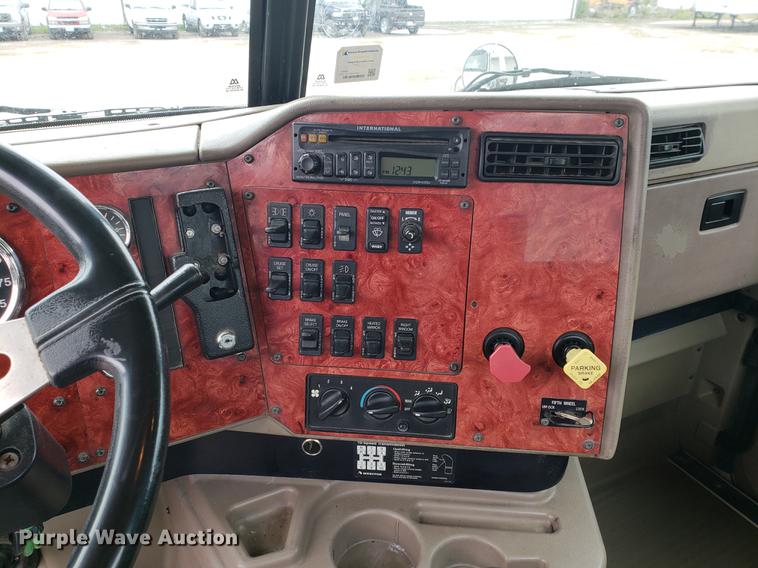 image for item EF9870 2004 International 9200i semi truck