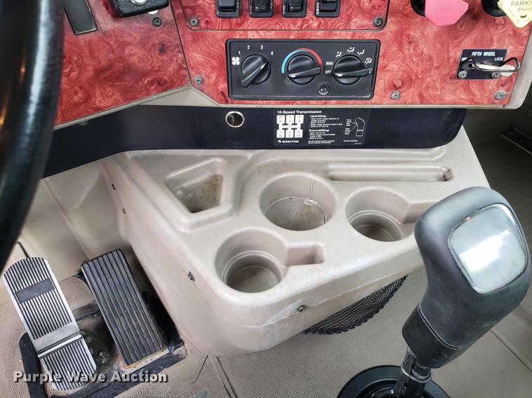 image for item EF9870 2004 International 9200i semi truck