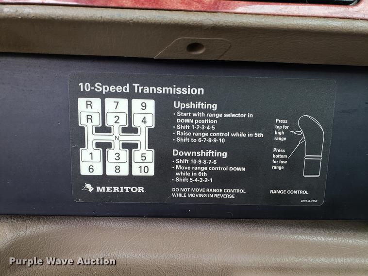 image for item EF9870 2004 International 9200i semi truck