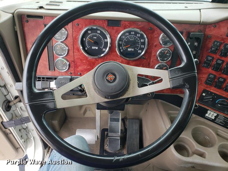 image for item EF9870 2004 International 9200i semi truck