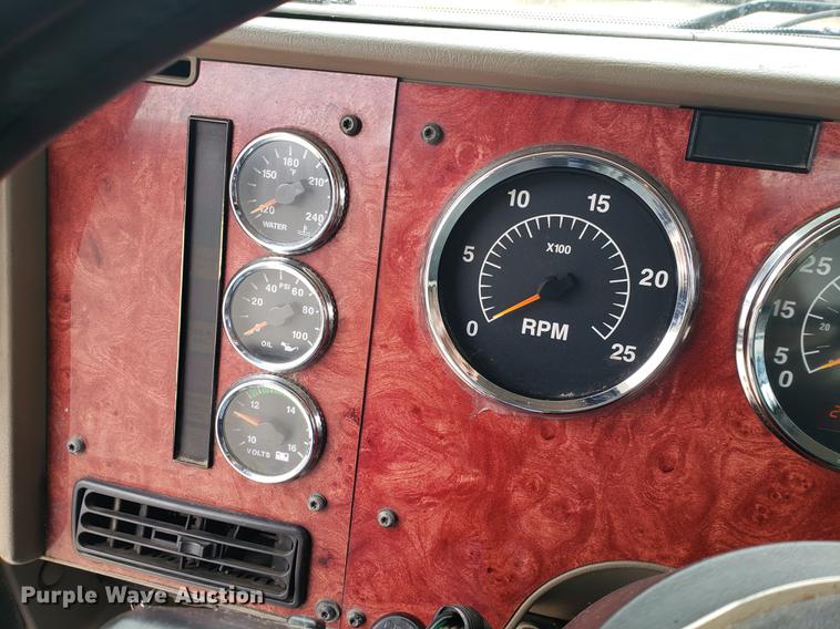 image for item EF9870 2004 International 9200i semi truck