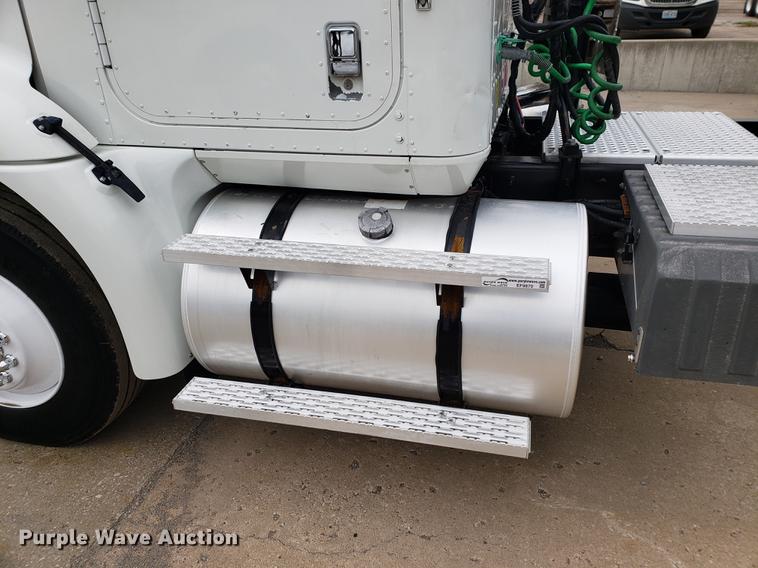 image for item EF9870 2004 International 9200i semi truck