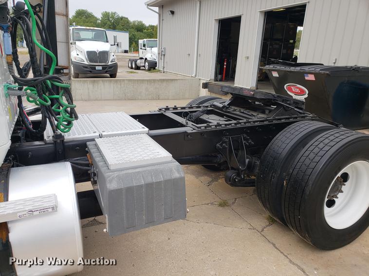 image for item EF9870 2004 International 9200i semi truck