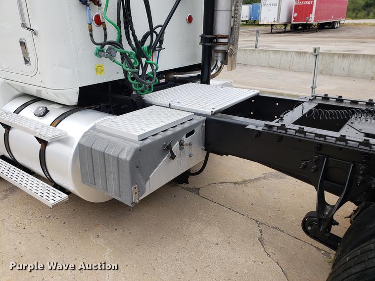 image for item EF9870 2004 International 9200i semi truck