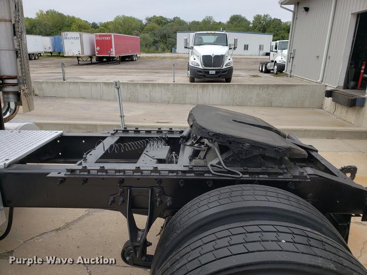 image for item EF9870 2004 International 9200i semi truck