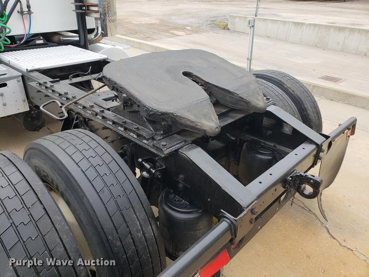 image for item EF9870 2004 International 9200i semi truck