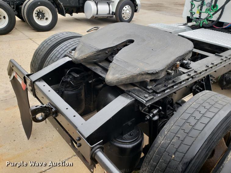 image for item EF9870 2004 International 9200i semi truck