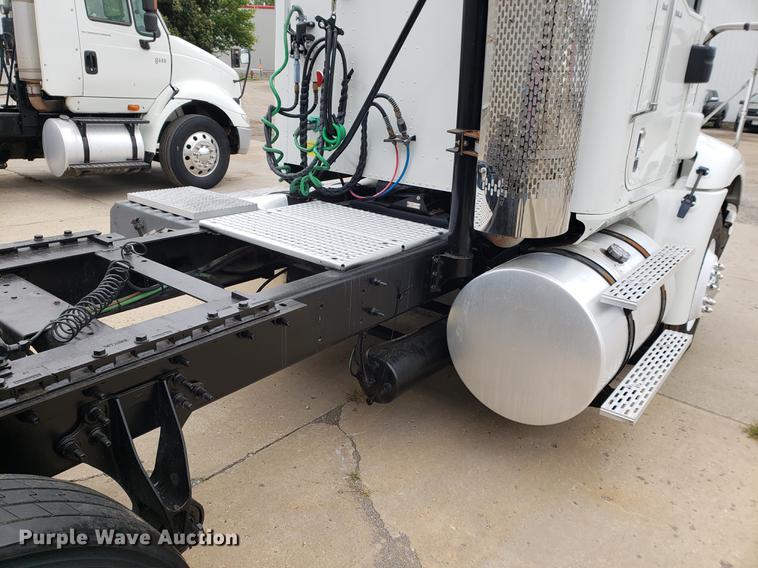 image for item EF9870 2004 International 9200i semi truck