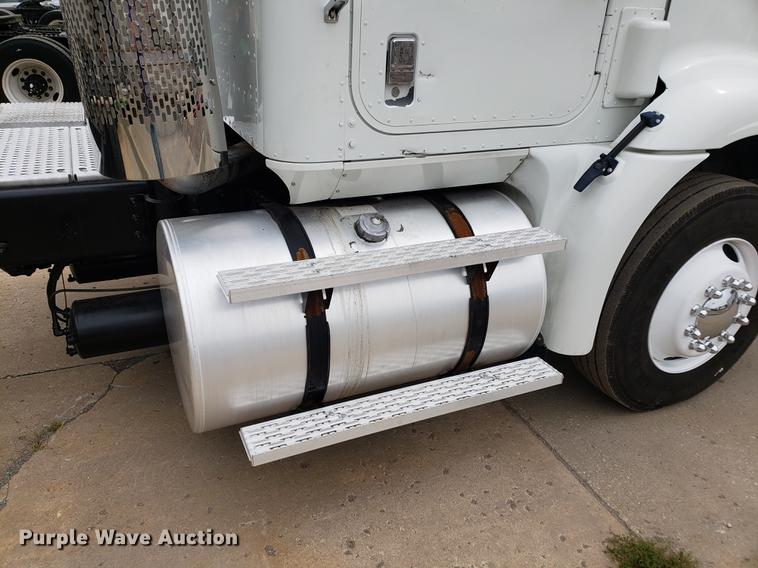 image for item EF9870 2004 International 9200i semi truck