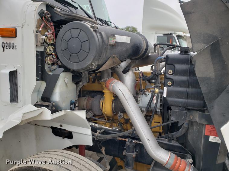 image for item EF9870 2004 International 9200i semi truck