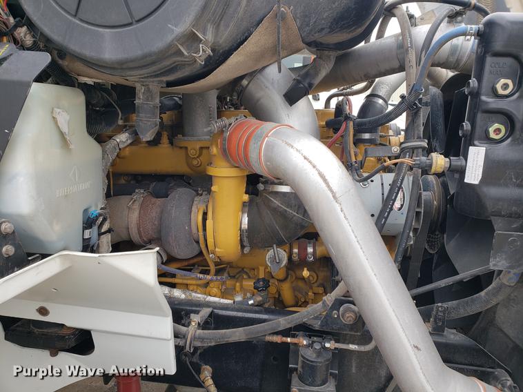 image for item EF9870 2004 International 9200i semi truck