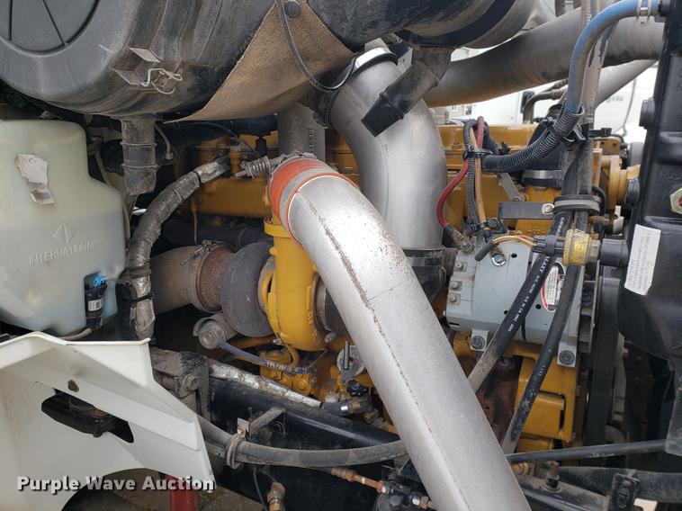 image for item EF9870 2004 International 9200i semi truck