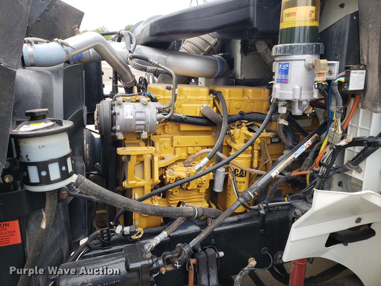 image for item EF9870 2004 International 9200i semi truck