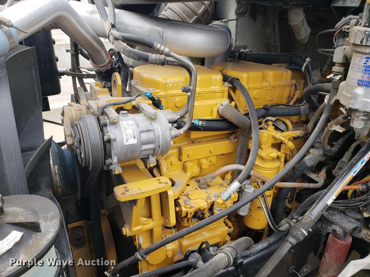 image for item EF9870 2004 International 9200i semi truck