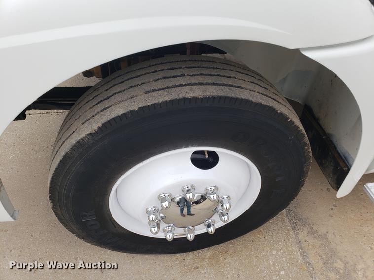 image for item EF9870 2004 International 9200i semi truck