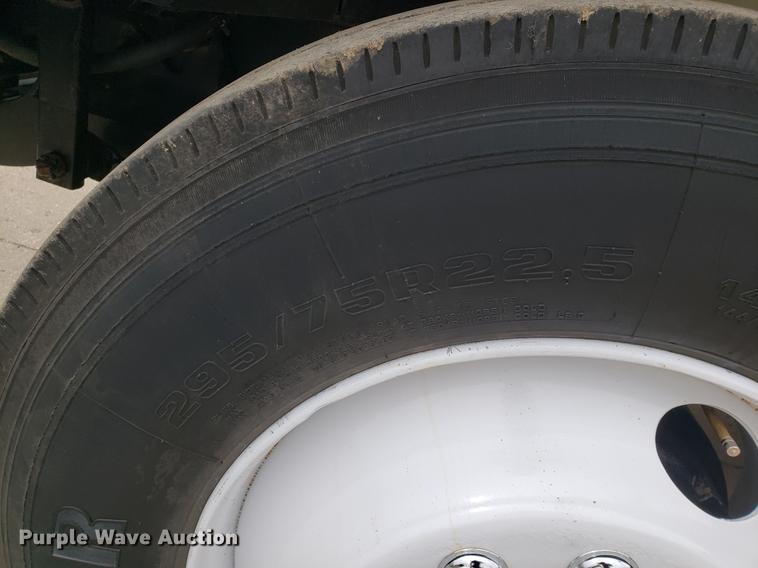 image for item EF9870 2004 International 9200i semi truck