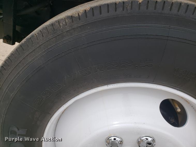 image for item EF9870 2004 International 9200i semi truck