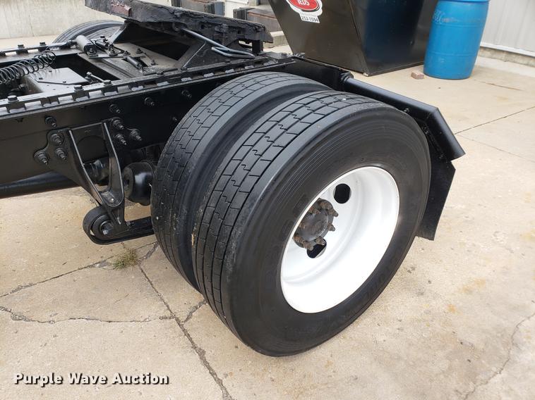 image for item EF9870 2004 International 9200i semi truck