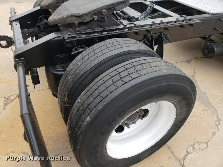 image for item EF9870 2004 International 9200i semi truck